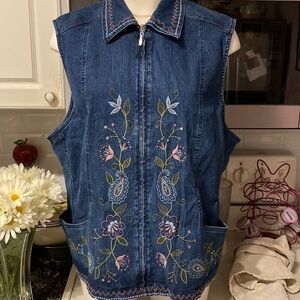 a womens Alfred Dunner casual embroidered floral zipper denim vest 18